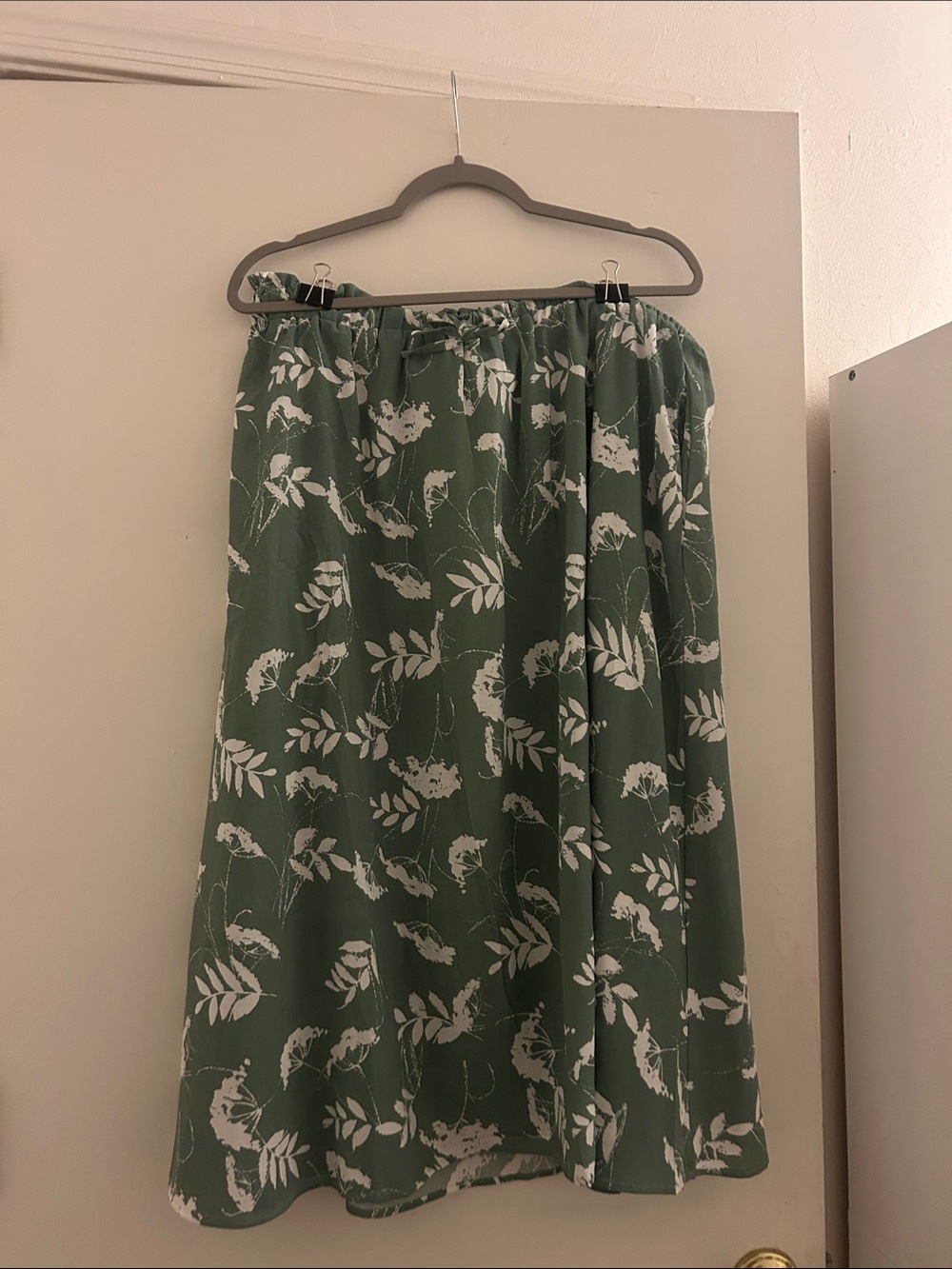 Women's Green Floral Midi Skirt with Elastic Waist